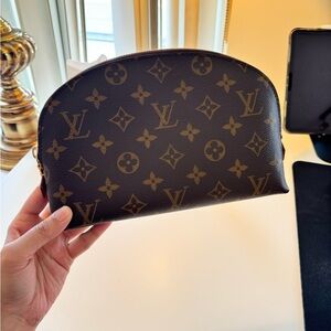 💲7️⃣0️⃣0️⃣ Louis Vuitton cosmetic pouch
